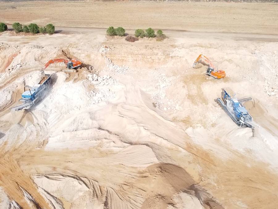 Vista aérea de trabajos de fabricación de áridos de Grupo Población