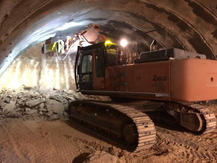Excavadora trabajando en el interior de un túnel — Grupo Población